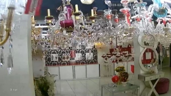 Kahramanmaraş'ta depremin avize dükkanına yansıyan görüntüleri